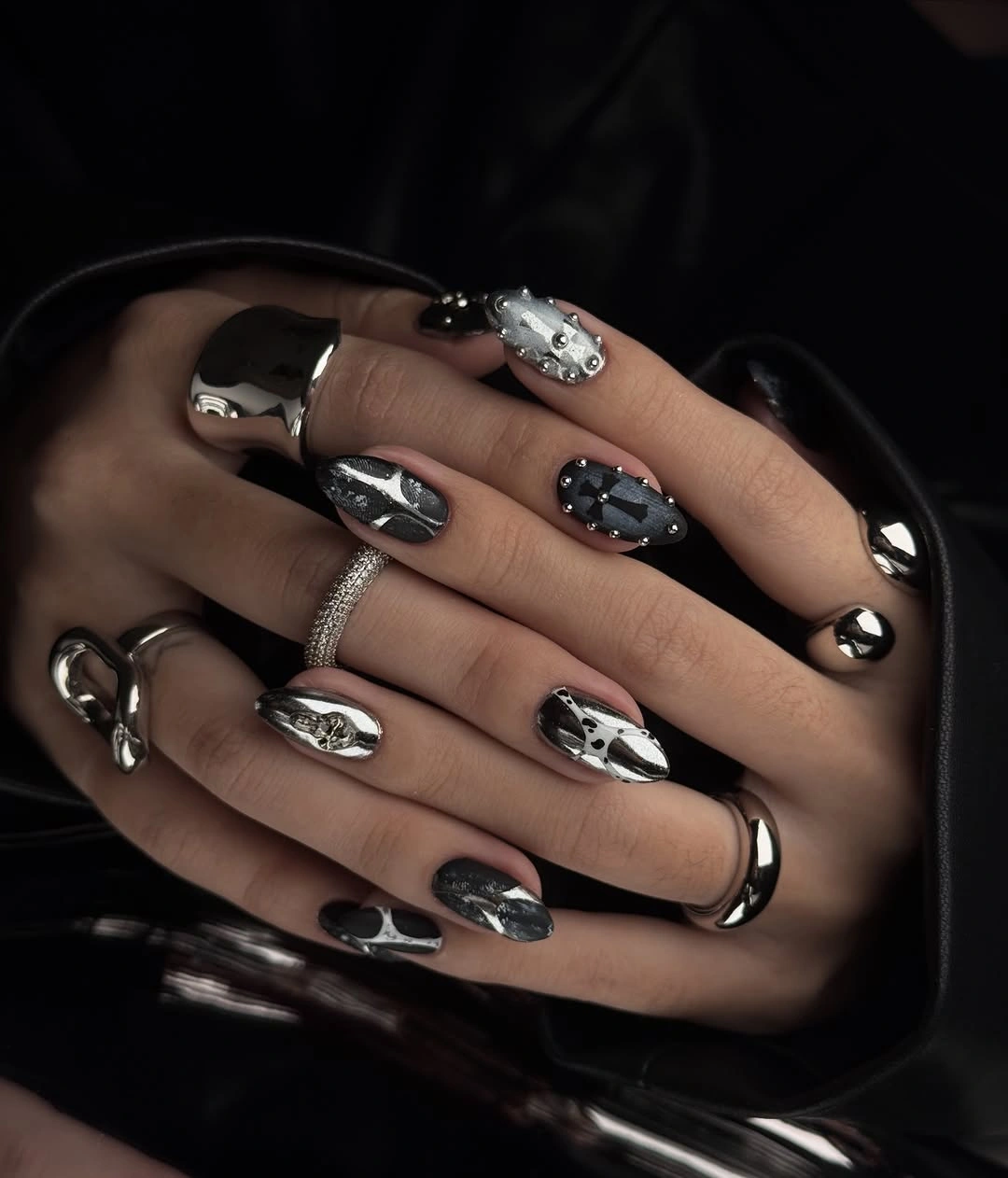 chic fall trendy nails 2026 Chrome Black and Silver Fall Nails