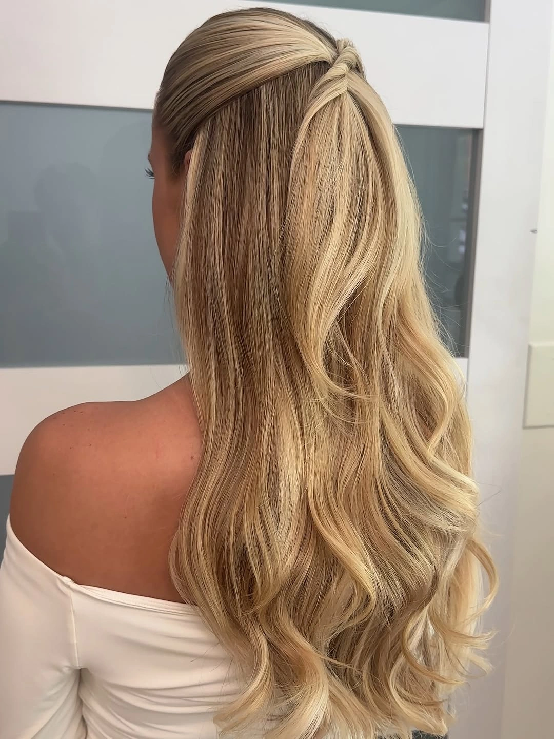 chic middle parting hairstyles - Blonde half-up waves
