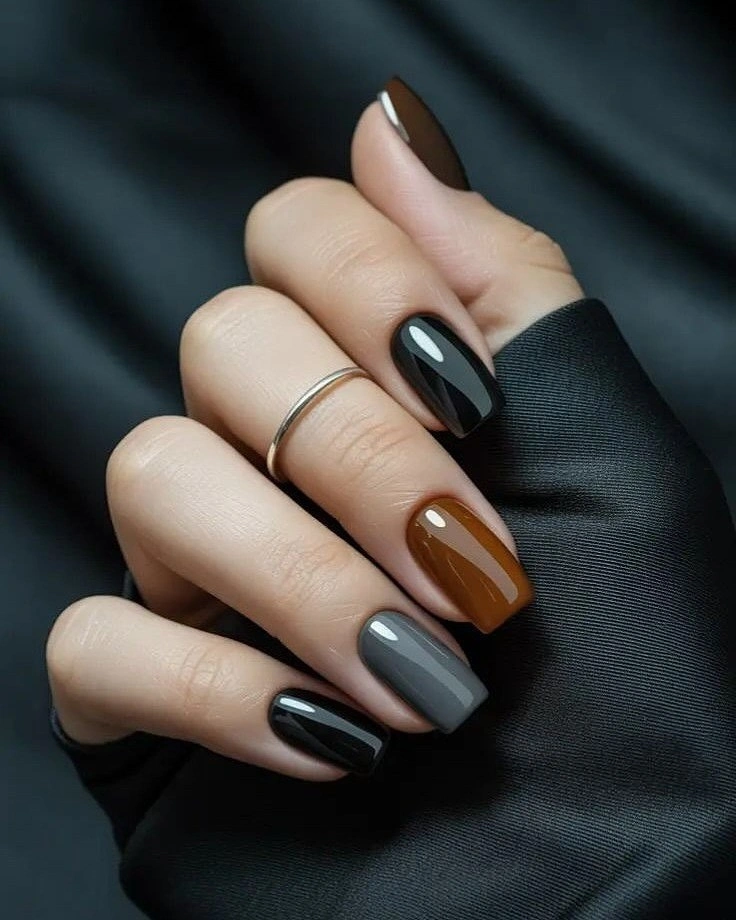 gorgeous dark fall nails 2026 short square nails in black gray and caramel