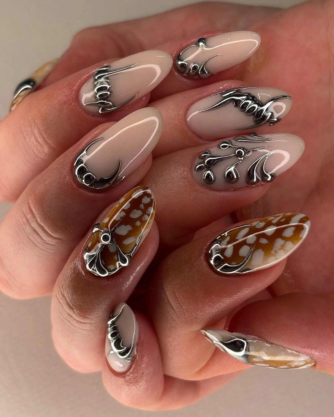 stylish fall nails for tan skin tone Silver and Tortoiseshell Sculptural Nails