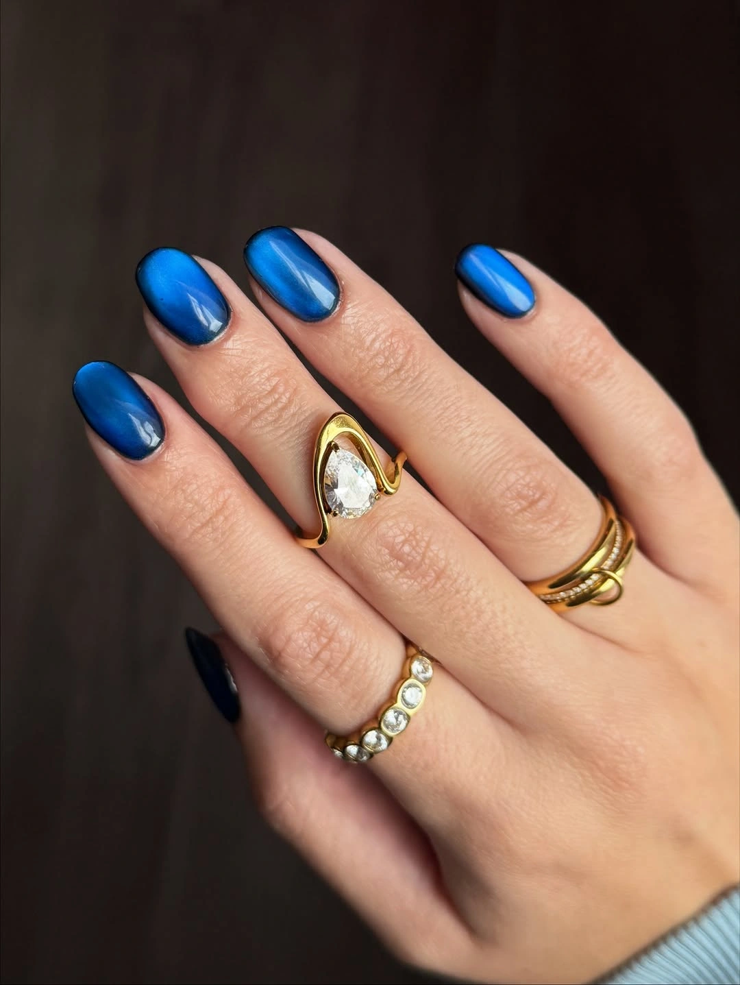 stylish simple fall short nails Deep Blue Glossy Nails for Crisp Fall Days