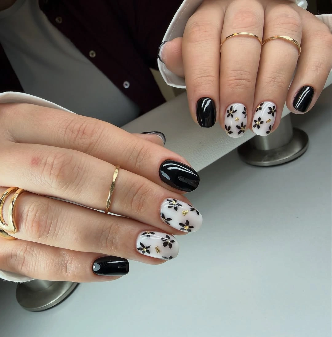 stylish simple fall short nails Black and White Floral Nails With Golden Details