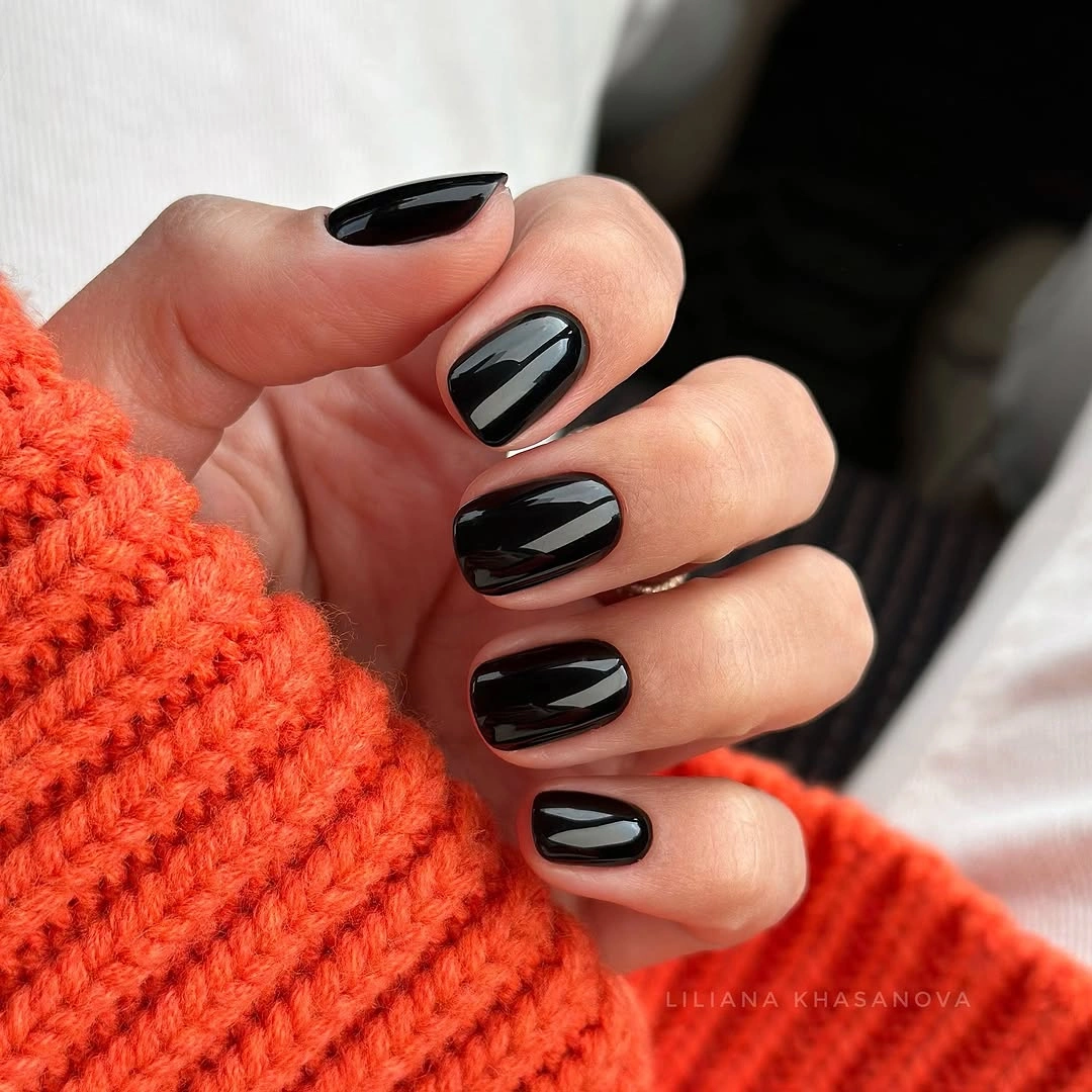 stylish simple fall short nails Classic Black Gloss for an Easy Autumn Statement