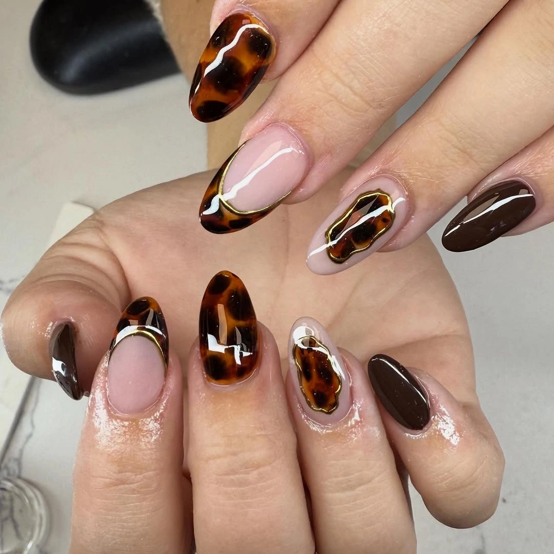 trendy brown fall nails 2026 Glossy Tortoiseshell Almond Nails with Gold Details