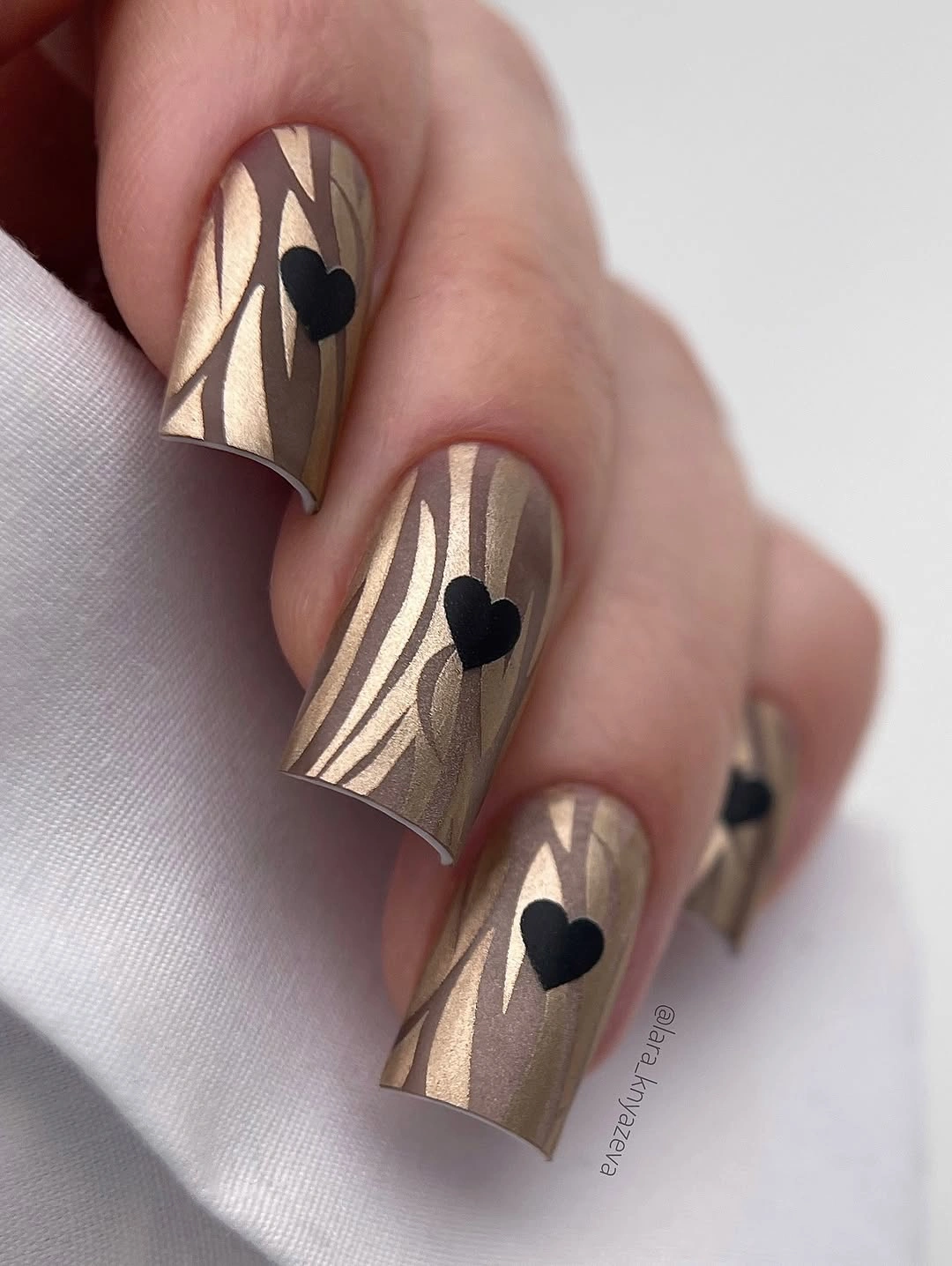trendy fall dip nails 2026 metallic taupe striped black heart manicure