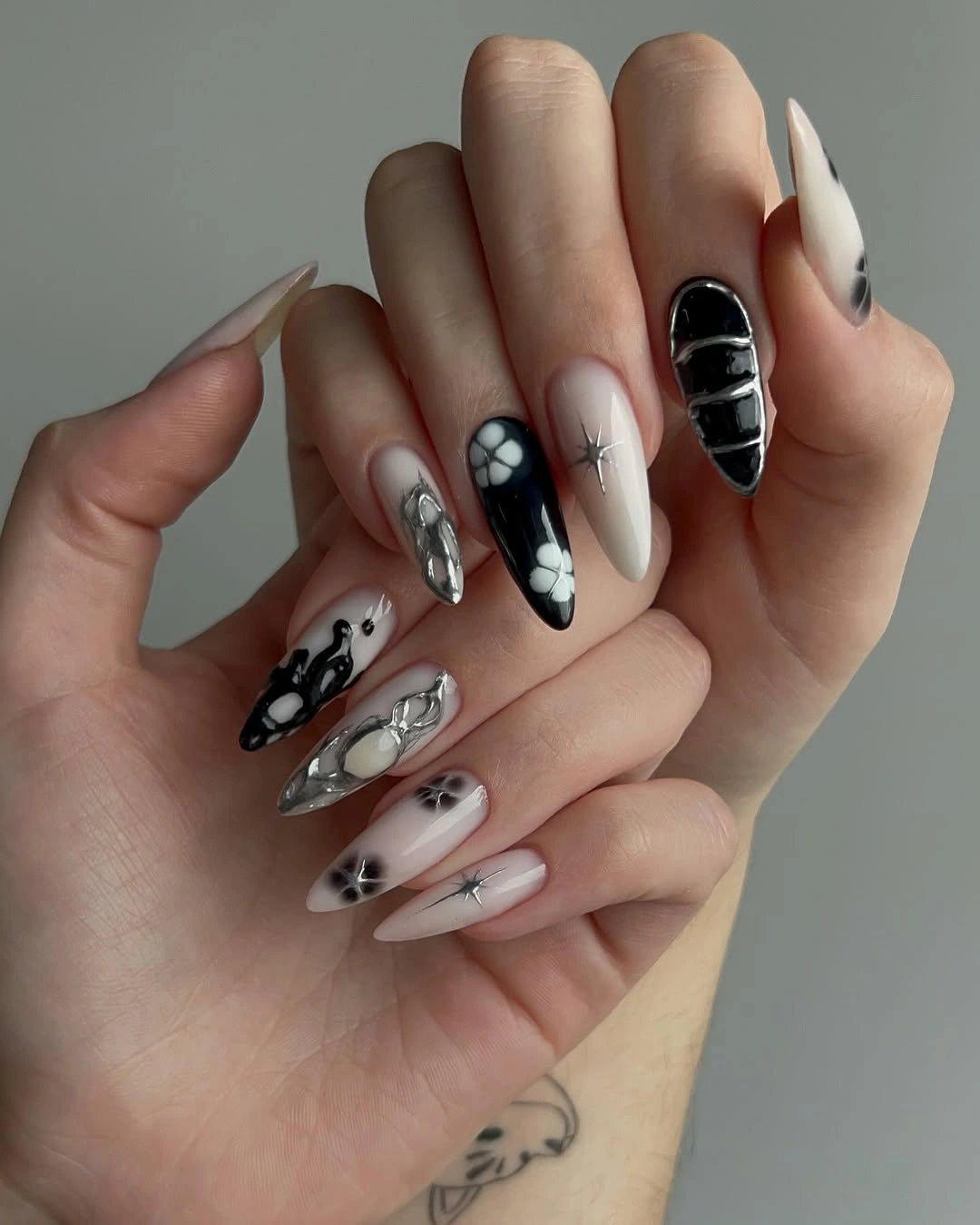 trendy fall nails for fair skin tone - black and white floral nails with silver details