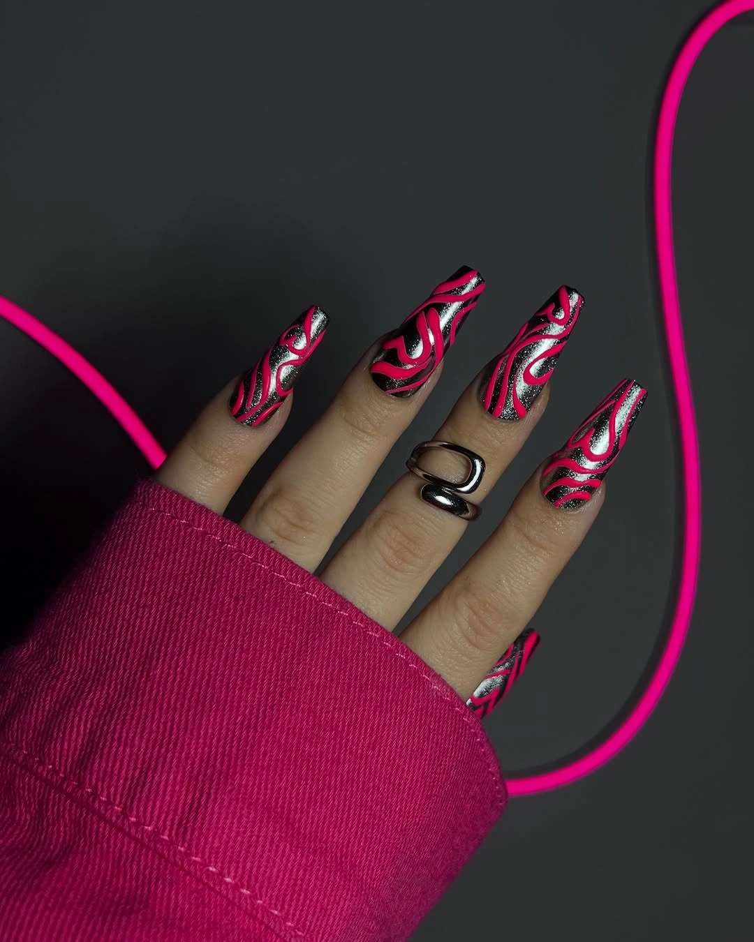 trendy fall nails for fair skin tone - hot pink and silver swirl nails