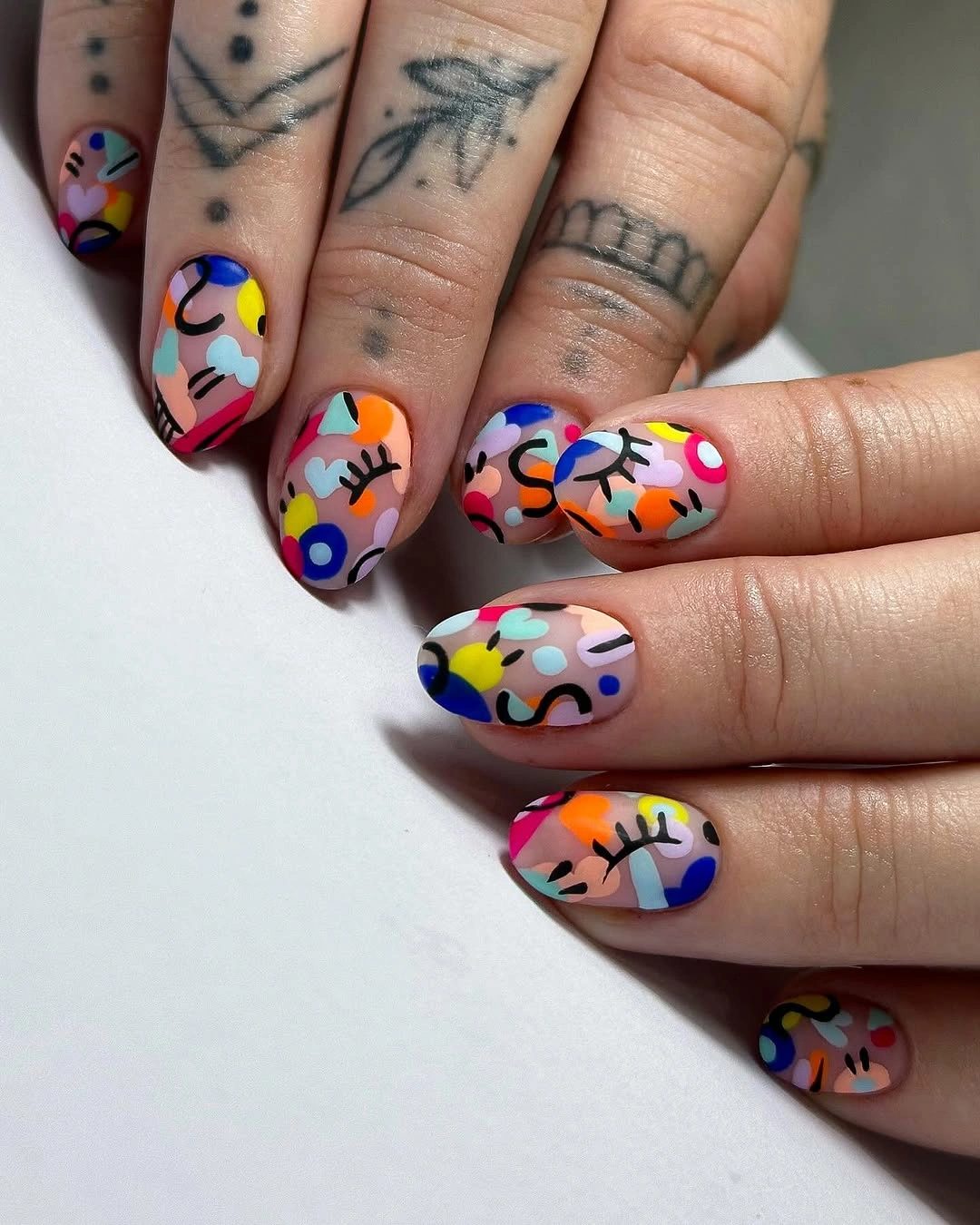trendy fall nails for medium skin tone Colorful Abstract Doodles for a Soft Fall Transition