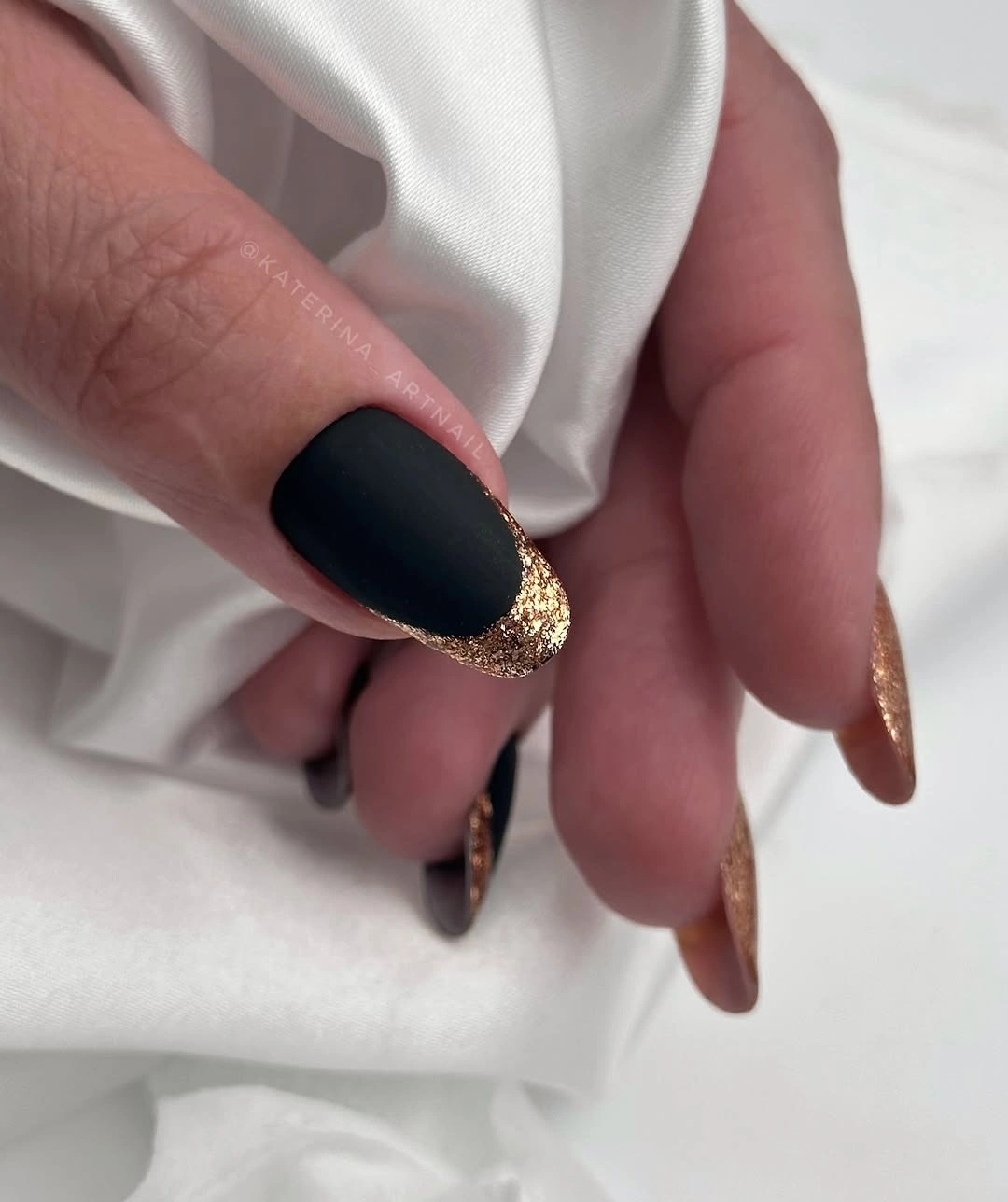 trendy fall nails for medium skin tone Black and Gold French Tips