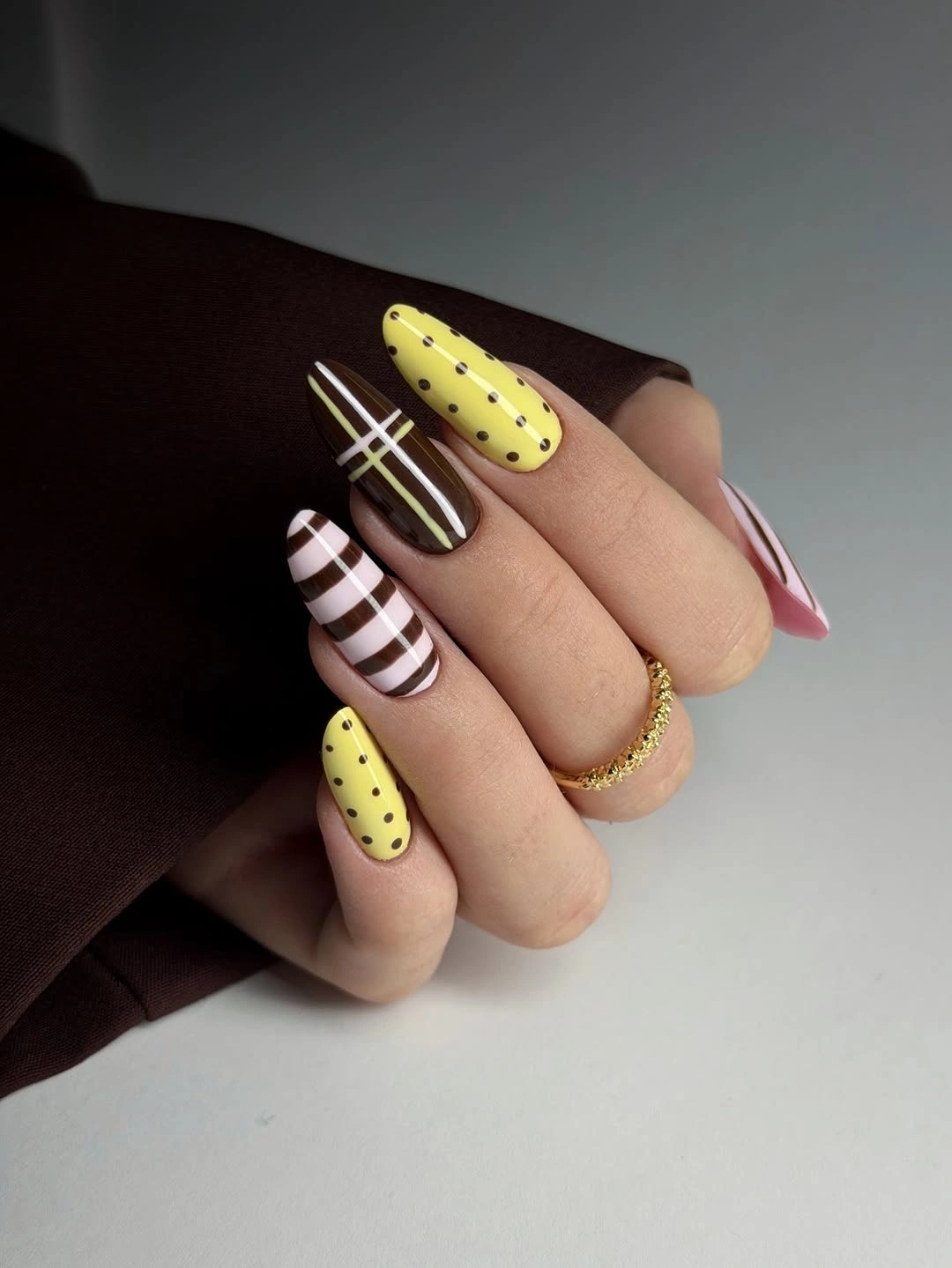 trendy fall nails for olive skin tone 2026 chocolate brown yellow manicure
