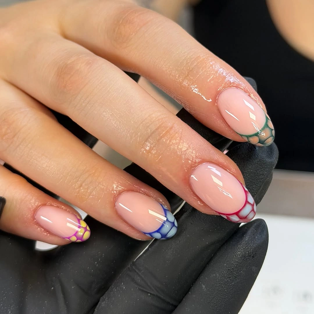 trendy fall nails for olive skin tone 2026 colorful scalloped French tips