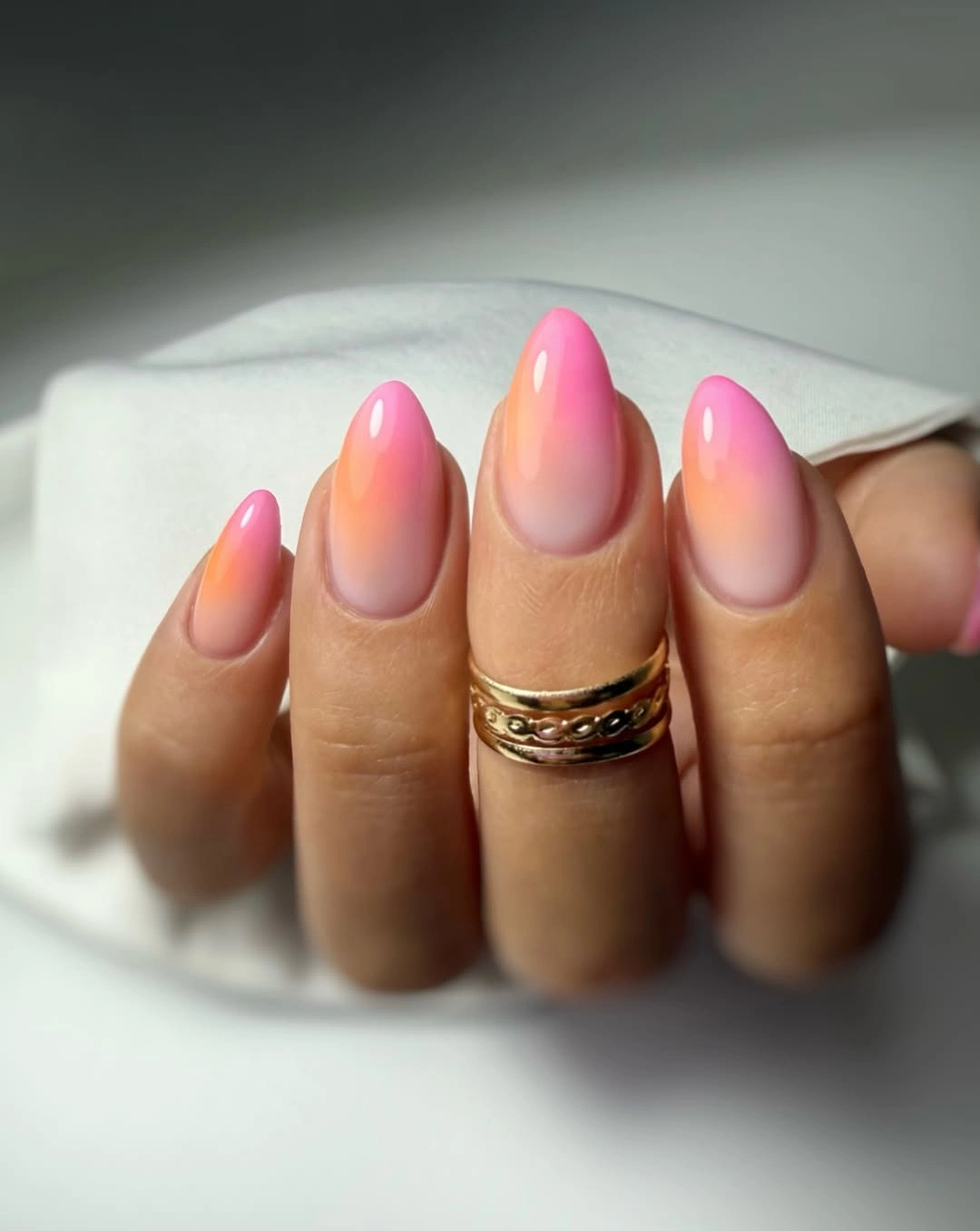trendy fall nails for olive skin tone 2026 peach pink aura manicure