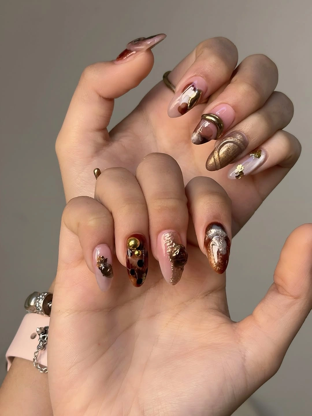 trendy fall nails for olive skin tone 2026 chocolate brown gold autumn manicure